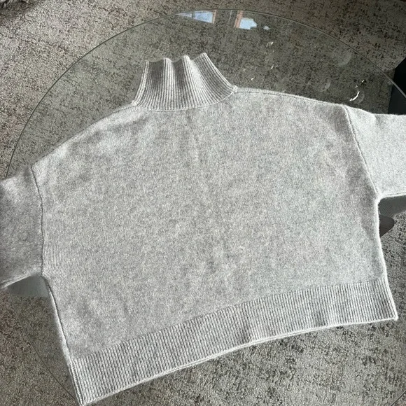 Aritzia The Group By Babaton Luxe Light Grey Cashmere Turtleneck Sweater Sz XS - Picture 12 of 17